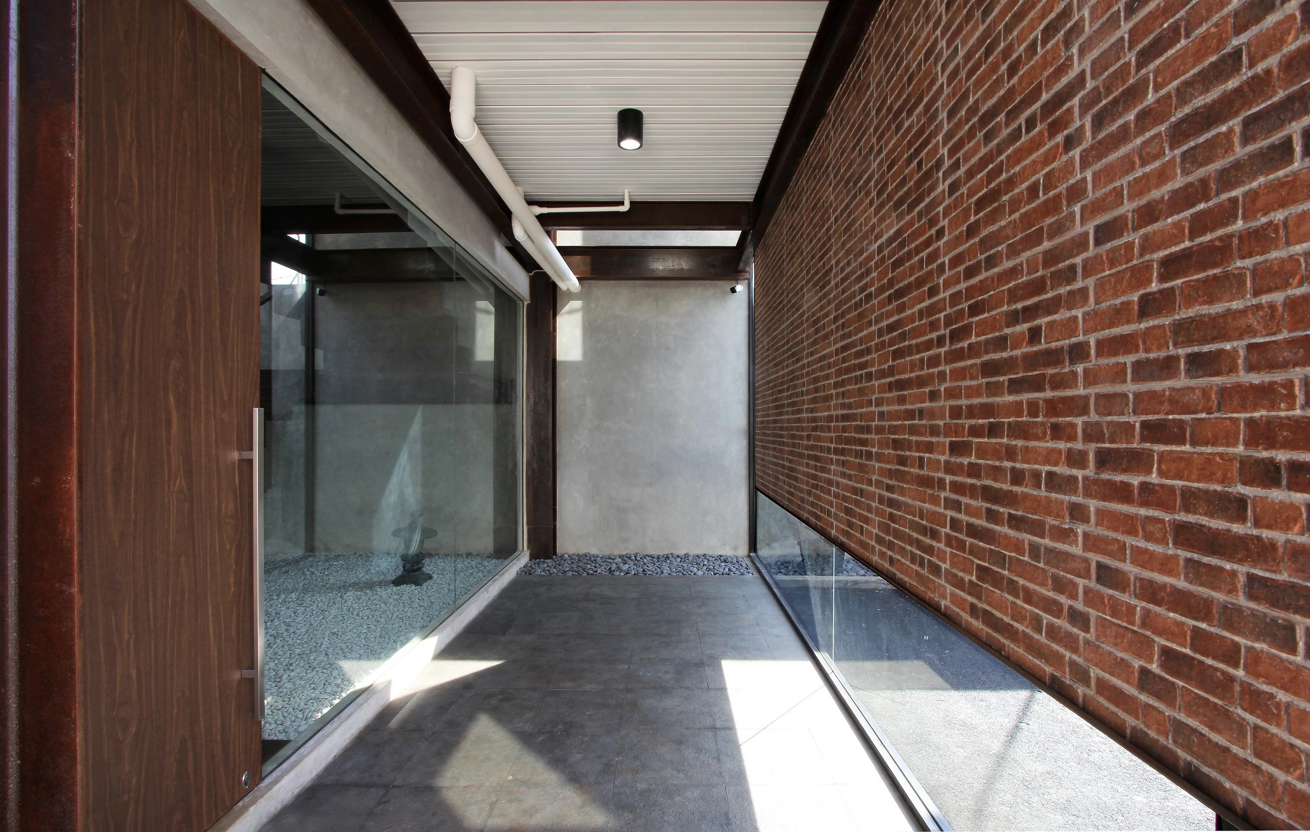 印尼工业风办公室设计 | 满足五感的舒适空间-11