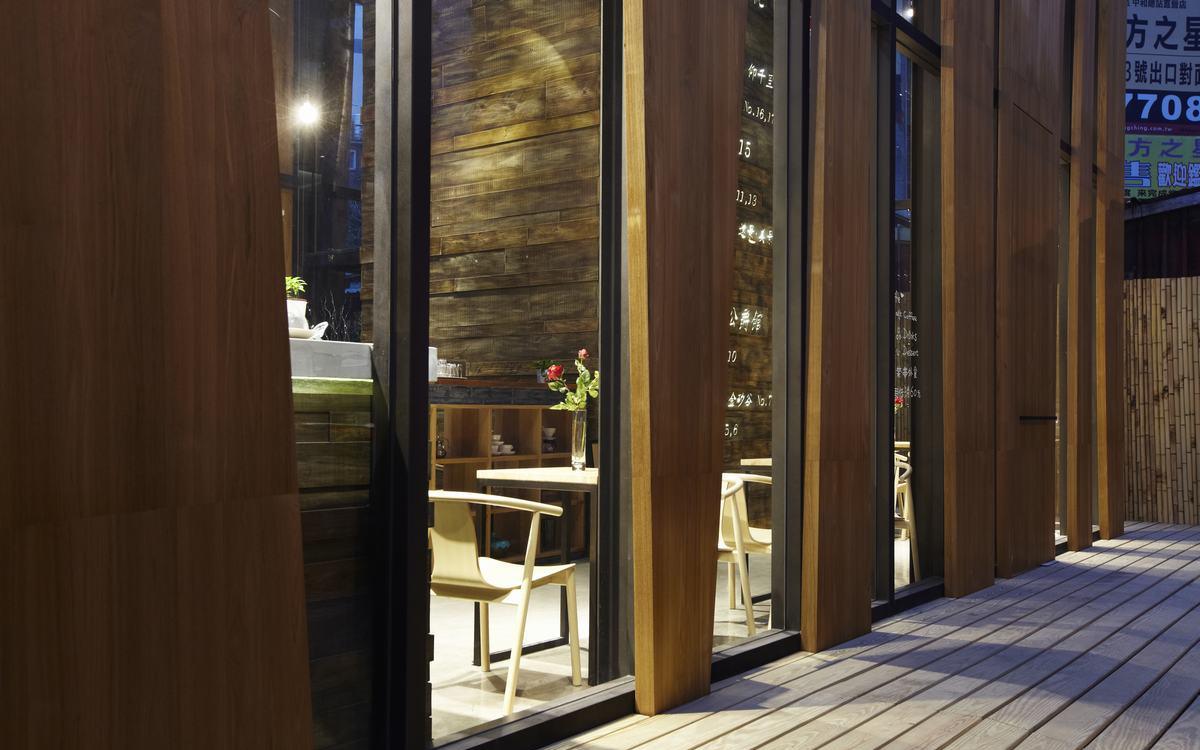 绿建筑概念咖啡厅,简约工业风融入环境共生-8