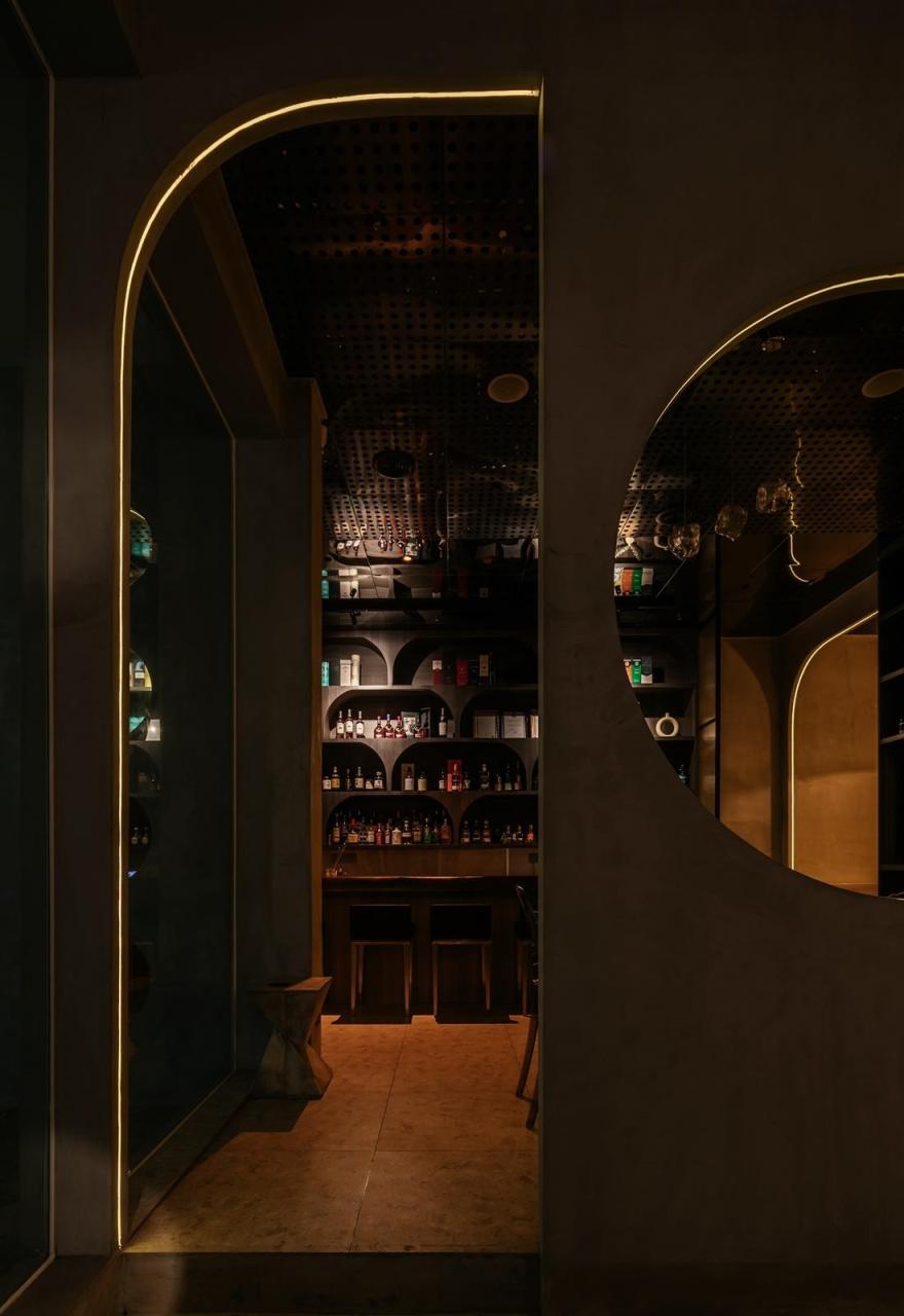 神秘感十足的酒吧设计-29