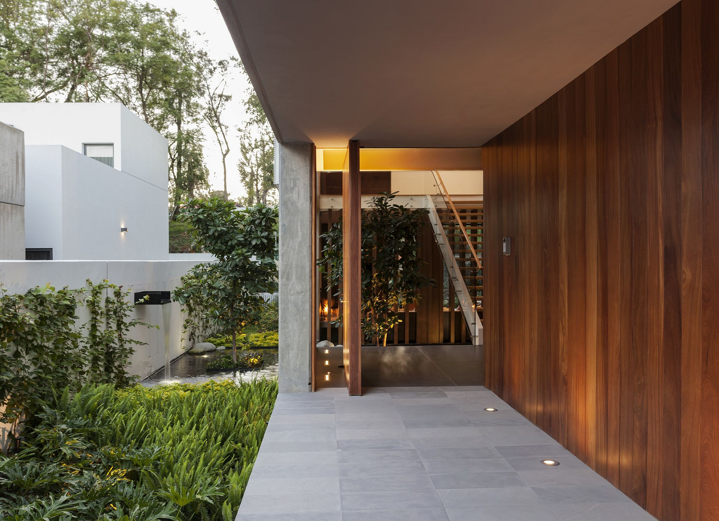 墨西哥森林中的悬浮木质楼梯住宅-33