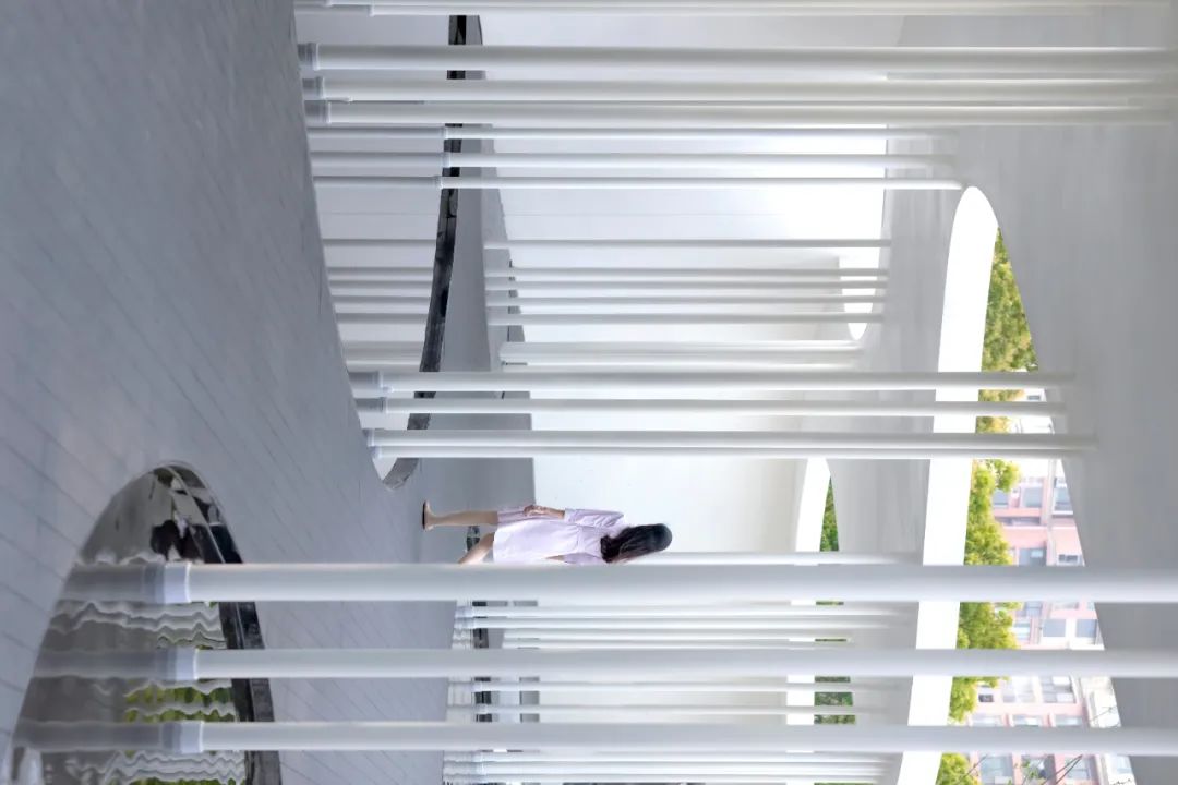 领地悦府 | 红蓝对决的景观艺术-44