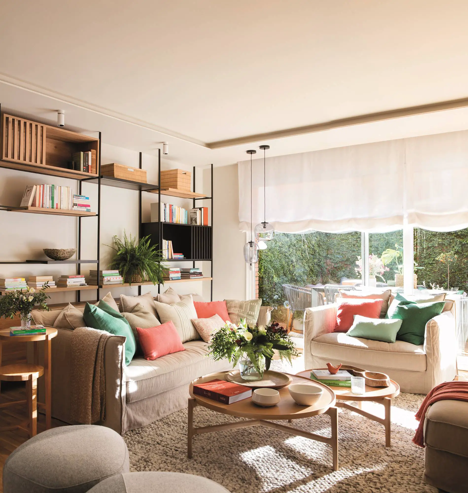 巴塞罗那白色玻璃厨房 | 私密与光线的完美结合-2