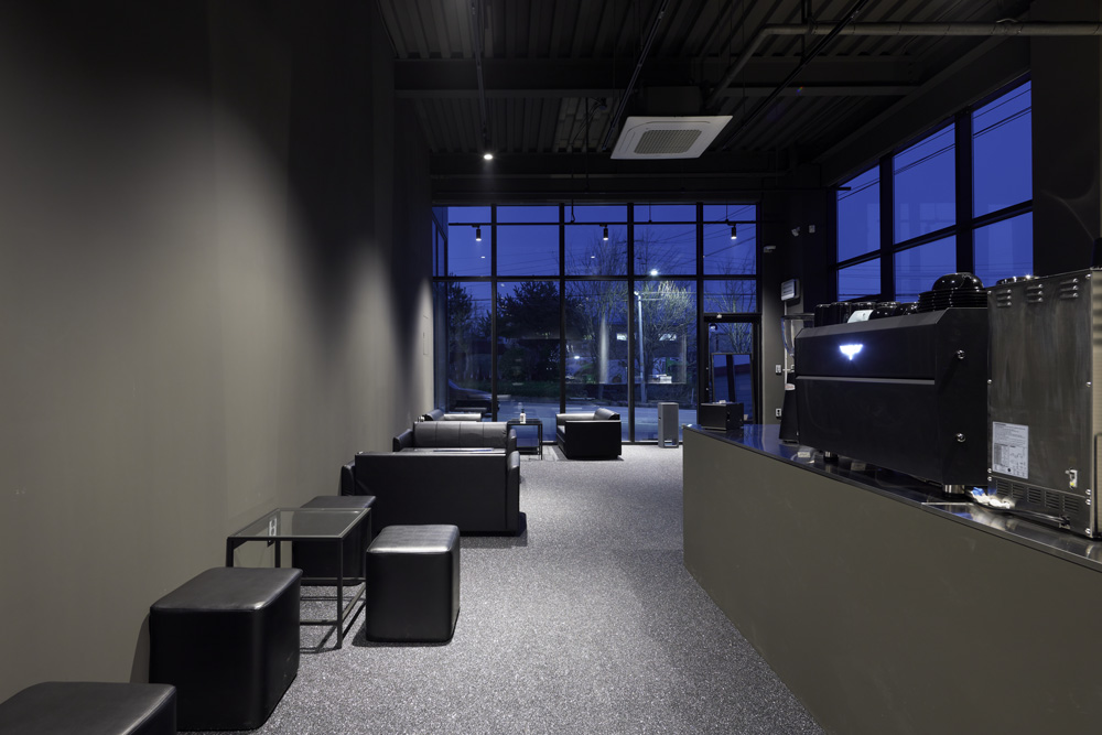 15 平米的极简黑色咖啡馆设计-4