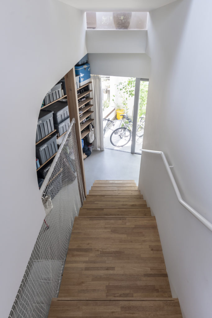 対角線上にゆるやかな階段が通る家 ５匹の犬たちとともに伸びやか、おおらかに暮らす | Architecture | 100%LiFE-8