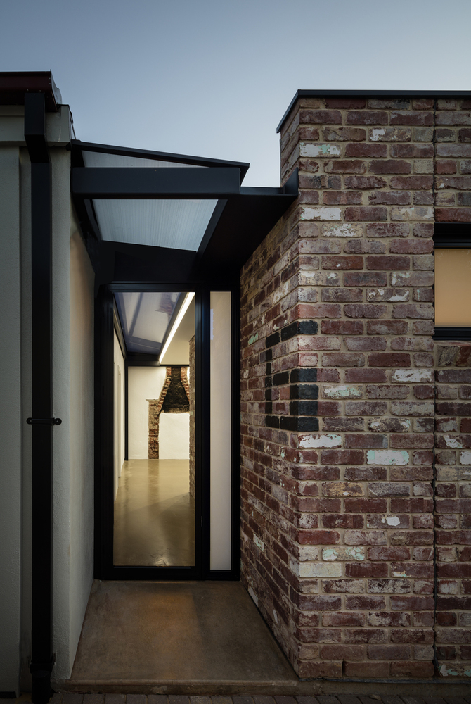 郊区古宅现代延伸,光与空间的和谐交融-26