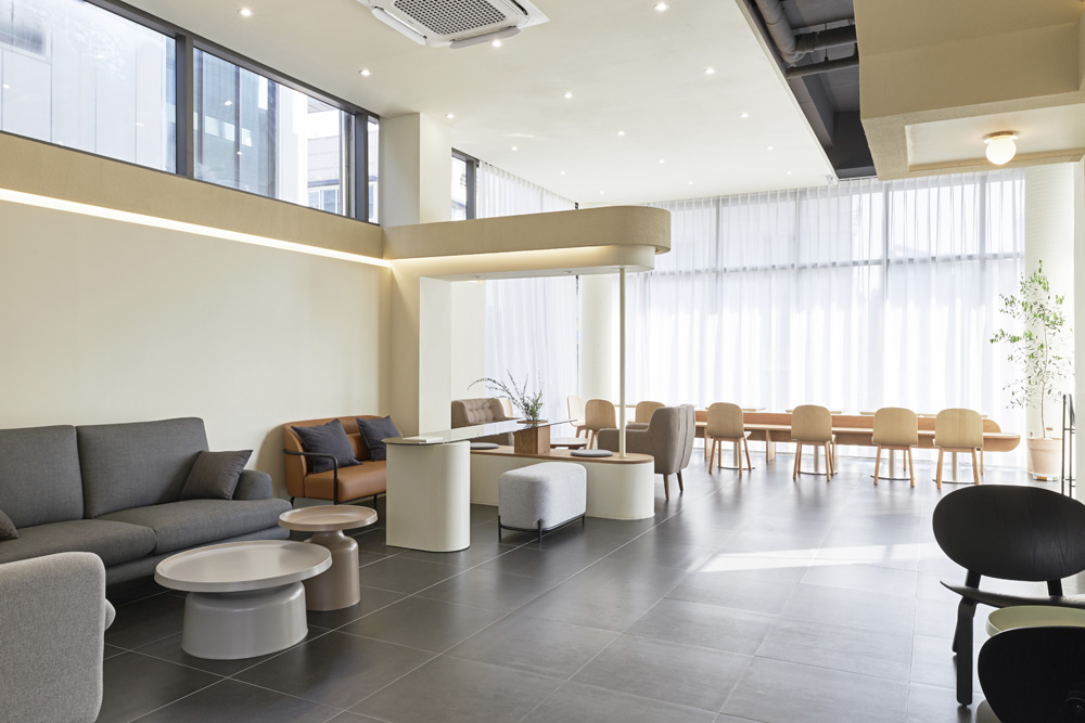 明亮的现代咖啡厅，32 平米打造舒适氛围-4