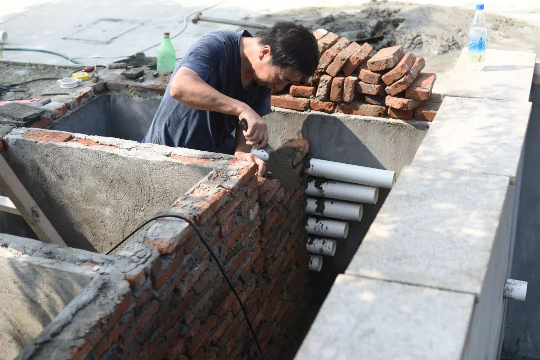 78岁爷爷改造荒废院子，为孙女建起一座花园-125