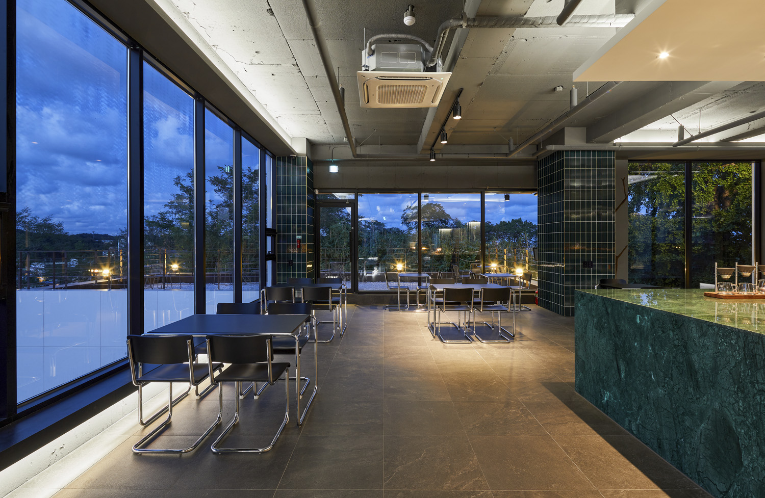 首尔 80 平咖啡厅，打造城市观景露台-14