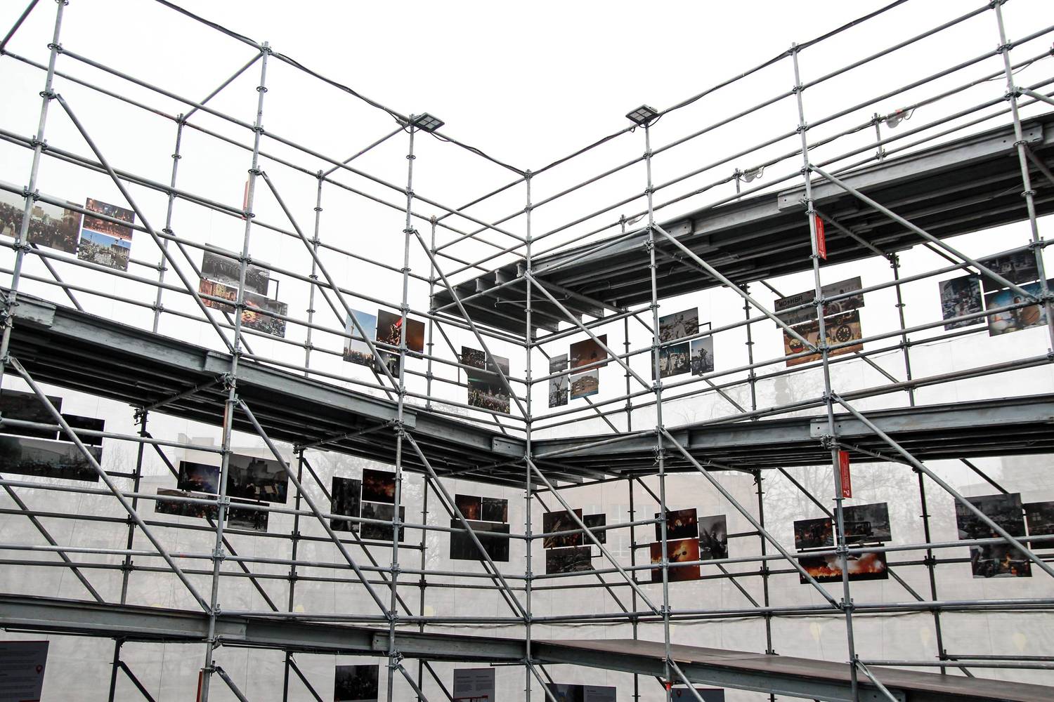 乌克兰尊严革命博物馆临时展览馆·“立方体”丨乌克兰基辅丨Iegor Shtefan,urban curators-21