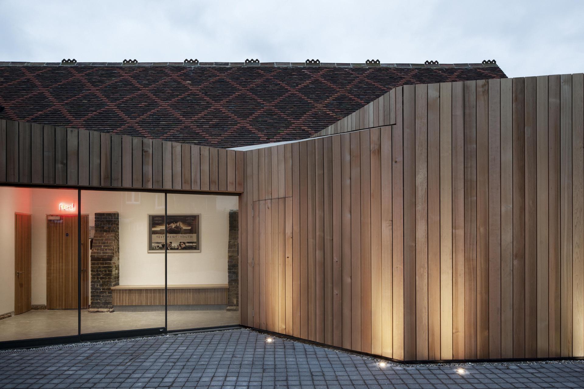 19世纪建筑内的现代电影院设计项目-6