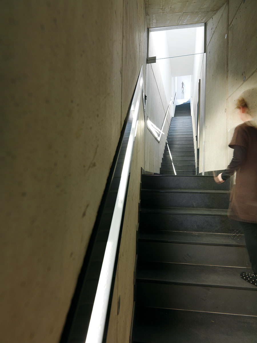 这个表述可能有误，如果是 Schütting Haus ，结合德语语境，Schütting 常指仓库、货栈等， Haus 是房子、宅邸的意思，可翻译为施廷宅邸（考虑到可能是特定建筑名称，音译结合意译） 如果这不是你想要的结果，请检查原文是否准确 -9