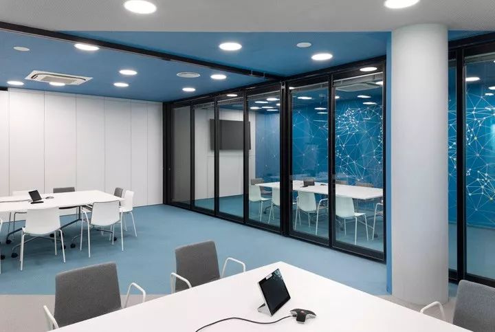 Milestone Systems 索非亚办公室——对称布局中的空间多变性-23