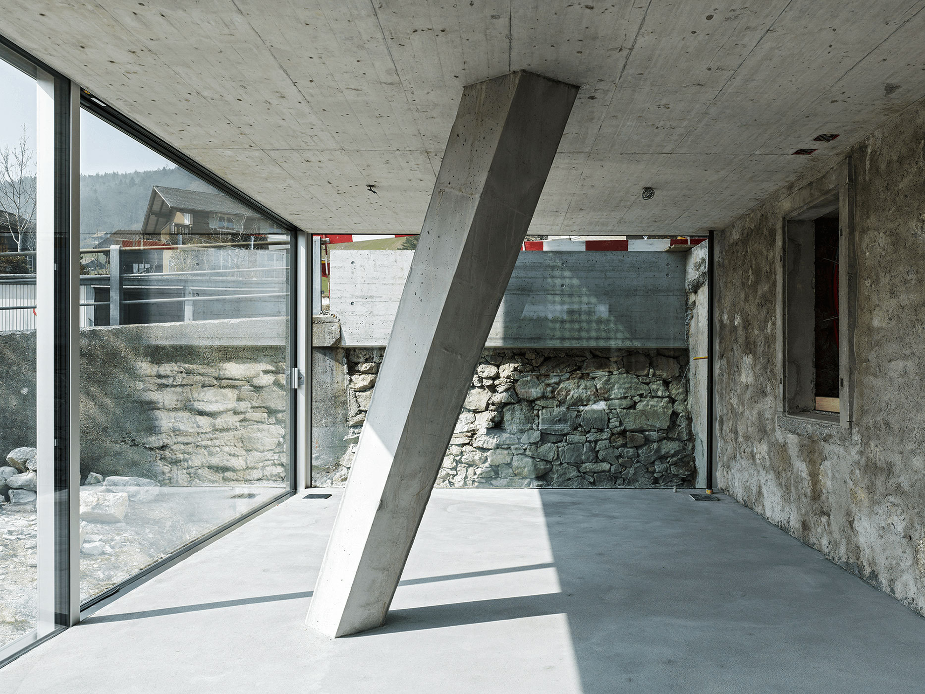 瑞士 Seelisberg 别墅 · 半柱之家的空间创新-1