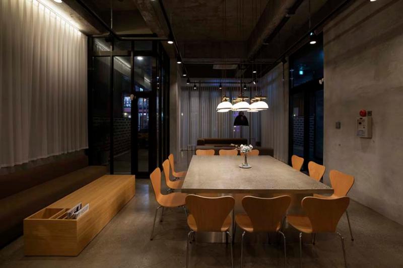 30 平米咖啡馆的极简主义魅力-7