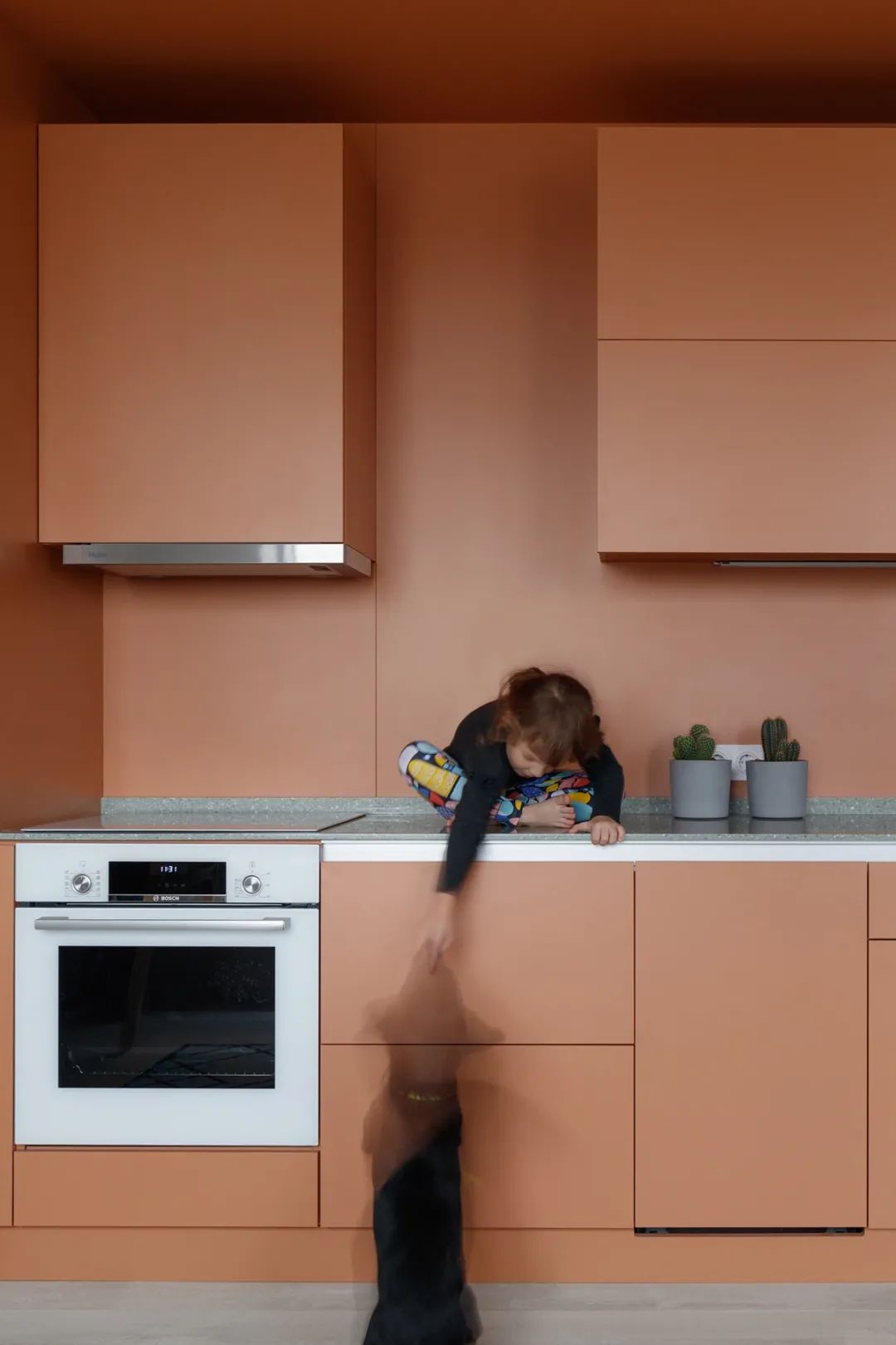 蓝橙碰撞的四口之家丨DVEKATI 设计团队-9