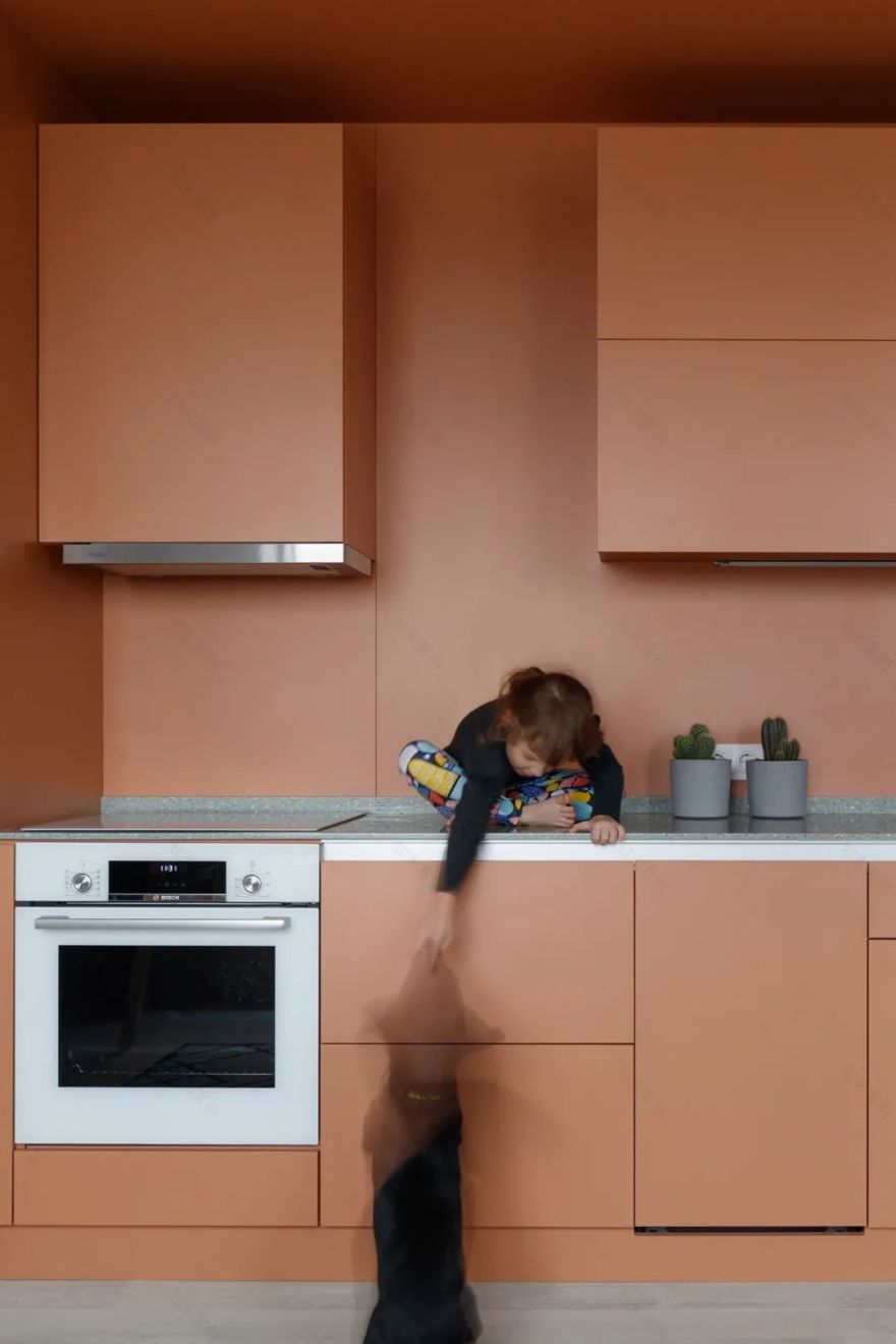 蓝橙碰撞的四口之家丨DVEKATI 设计团队-9