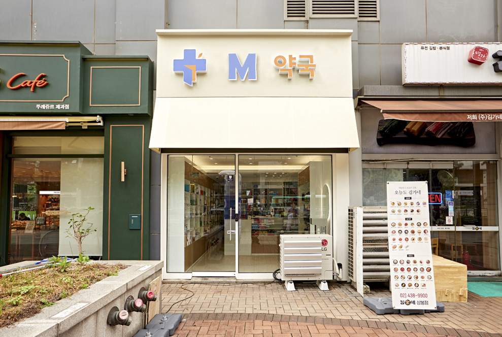 简约风格七坪药店设计，展现医学美学的魅力-2