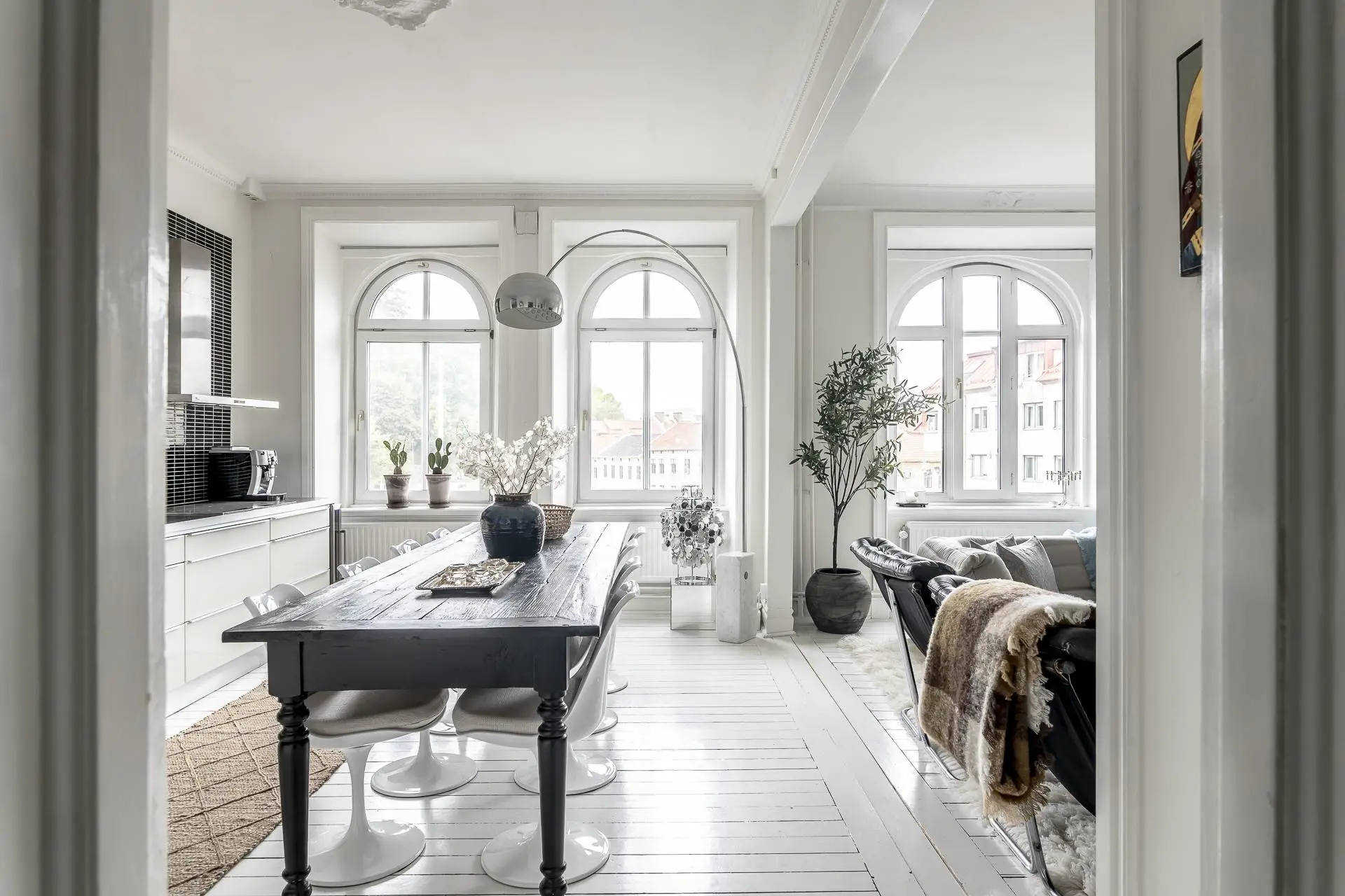 瑞典极简白色公寓，完美融合复古与现代元素-9