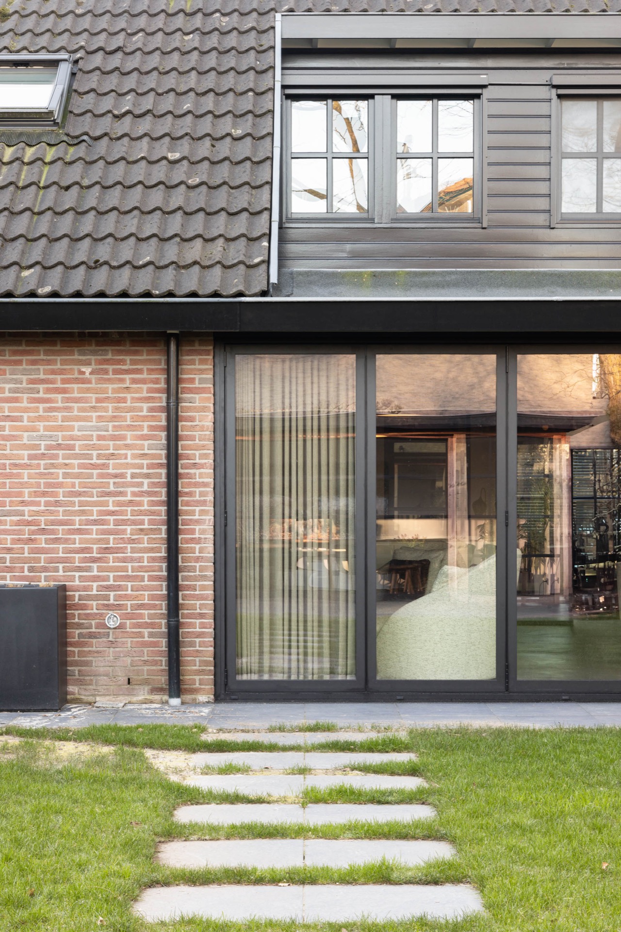 Aanbouw met aluminium kozijnen en stalen binnendeuren-10