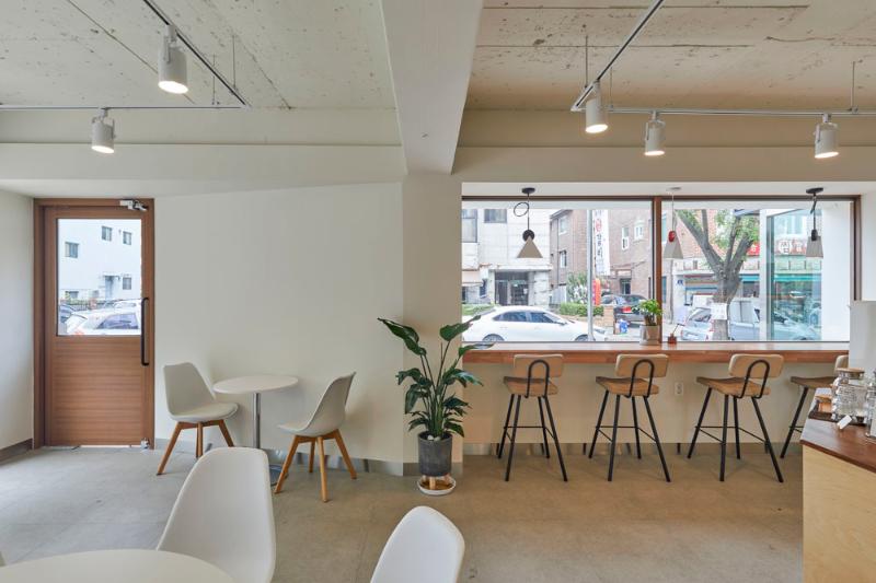 22 坪简约咖啡厅，诠释白色与木质的温馨魅力-10