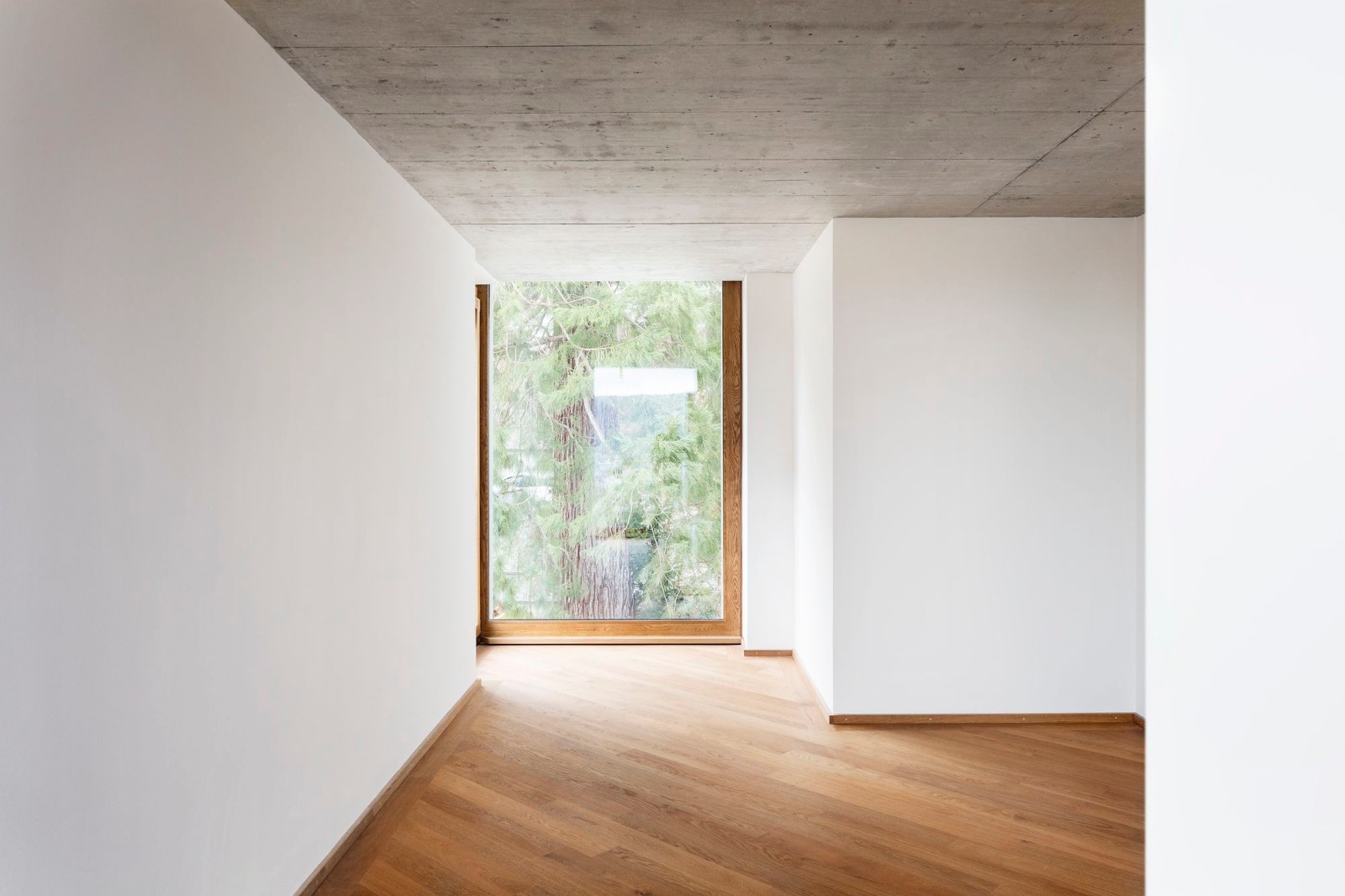 瑞士斜坡上的方形平台极简住宅-11