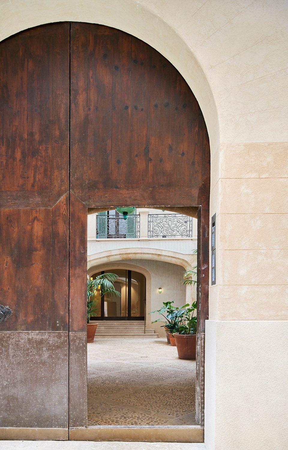 历史与现代的完美融合 | OHLAB 翻新西班牙帕尔马老城区住宅楼-5