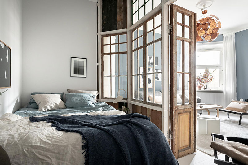 瑞典 44 平米独特小公寓 | 蓝墙与复古隔断的惊艳之作-13