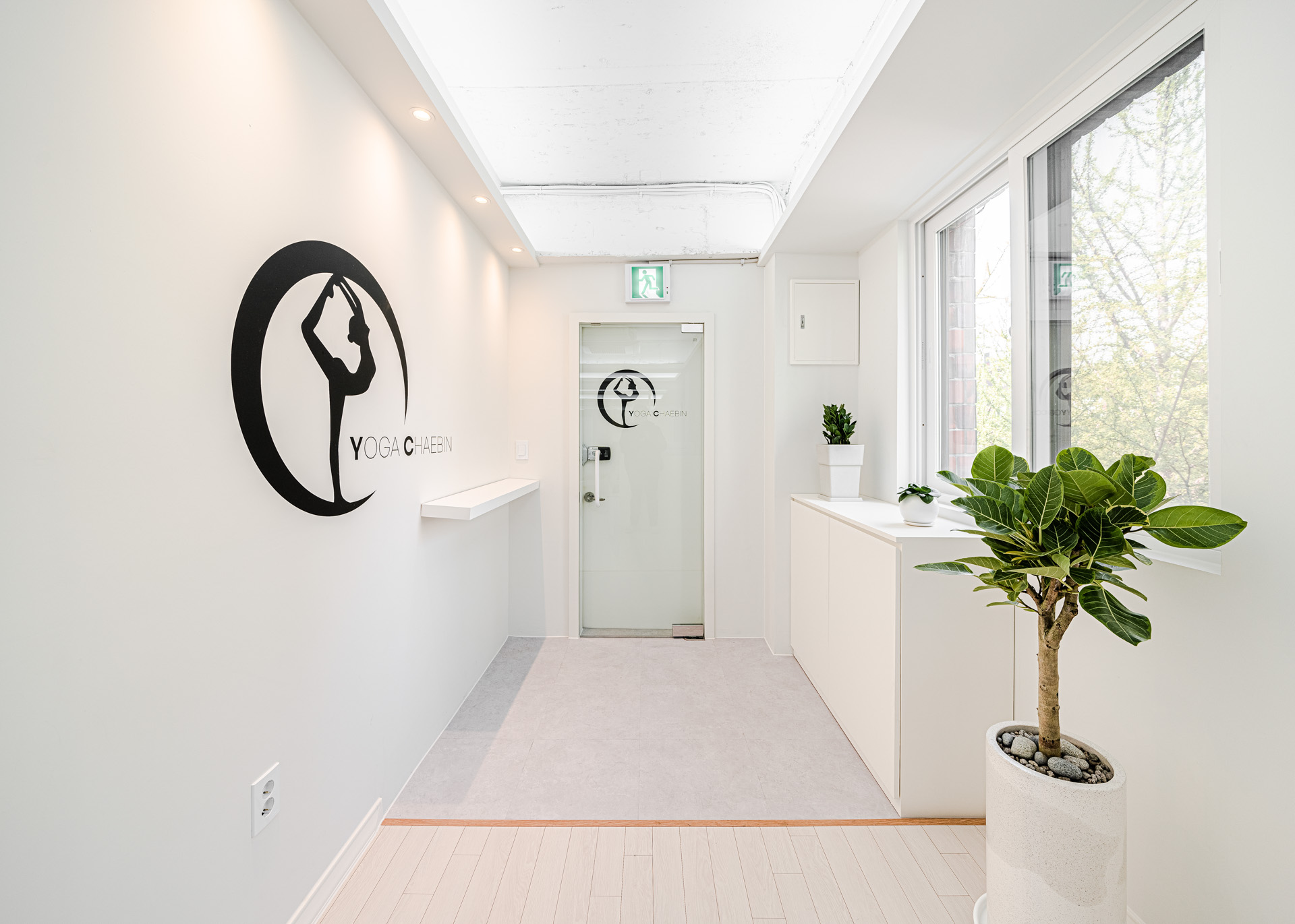 白色极简瑜伽馆 | 现代设计的完美体现-2