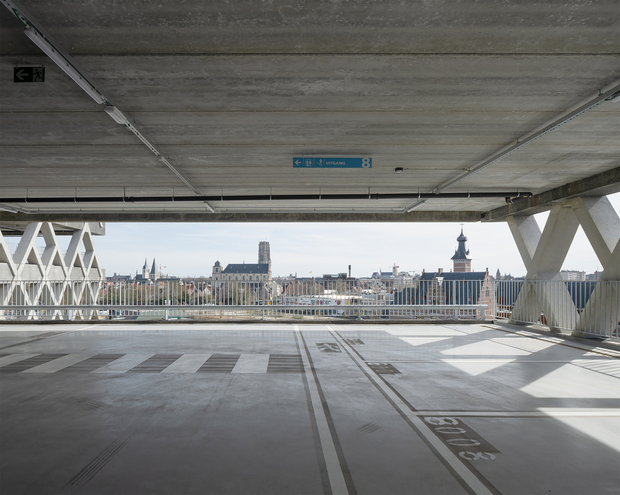 停车大楼的动态转换空间-31