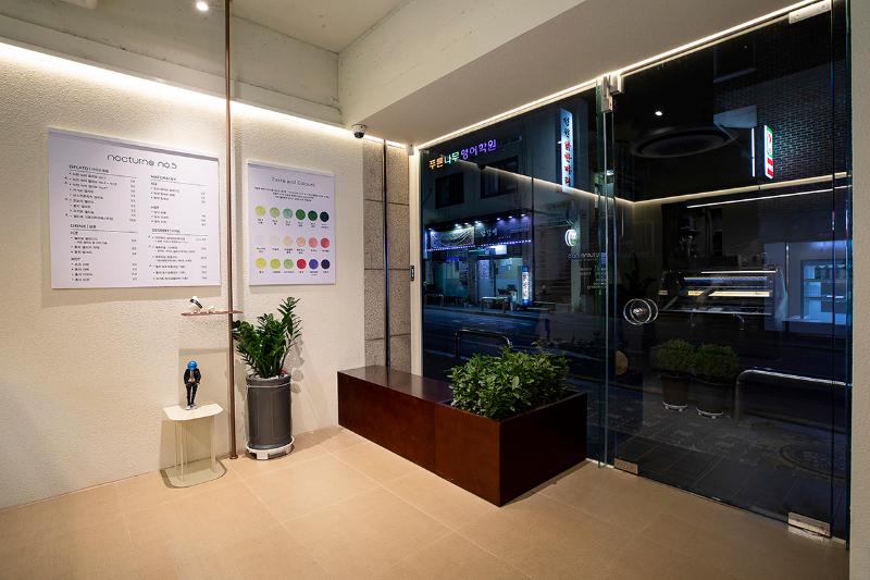 十五平米现代小店的精致设计-7