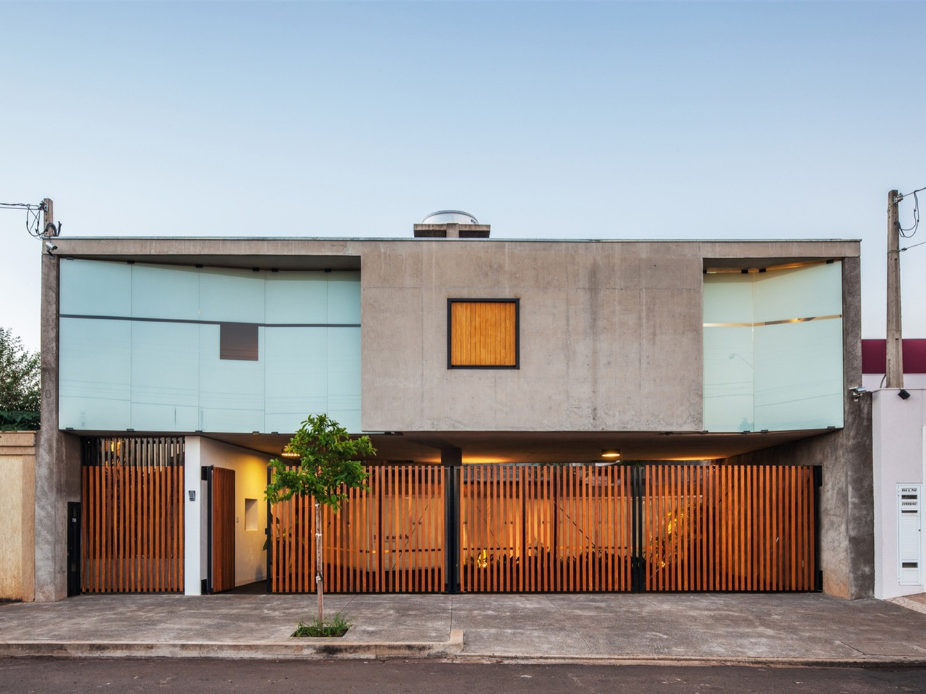 巴西奥兰蒂亚住宅 · 共生设计展现居住与工作空间-7