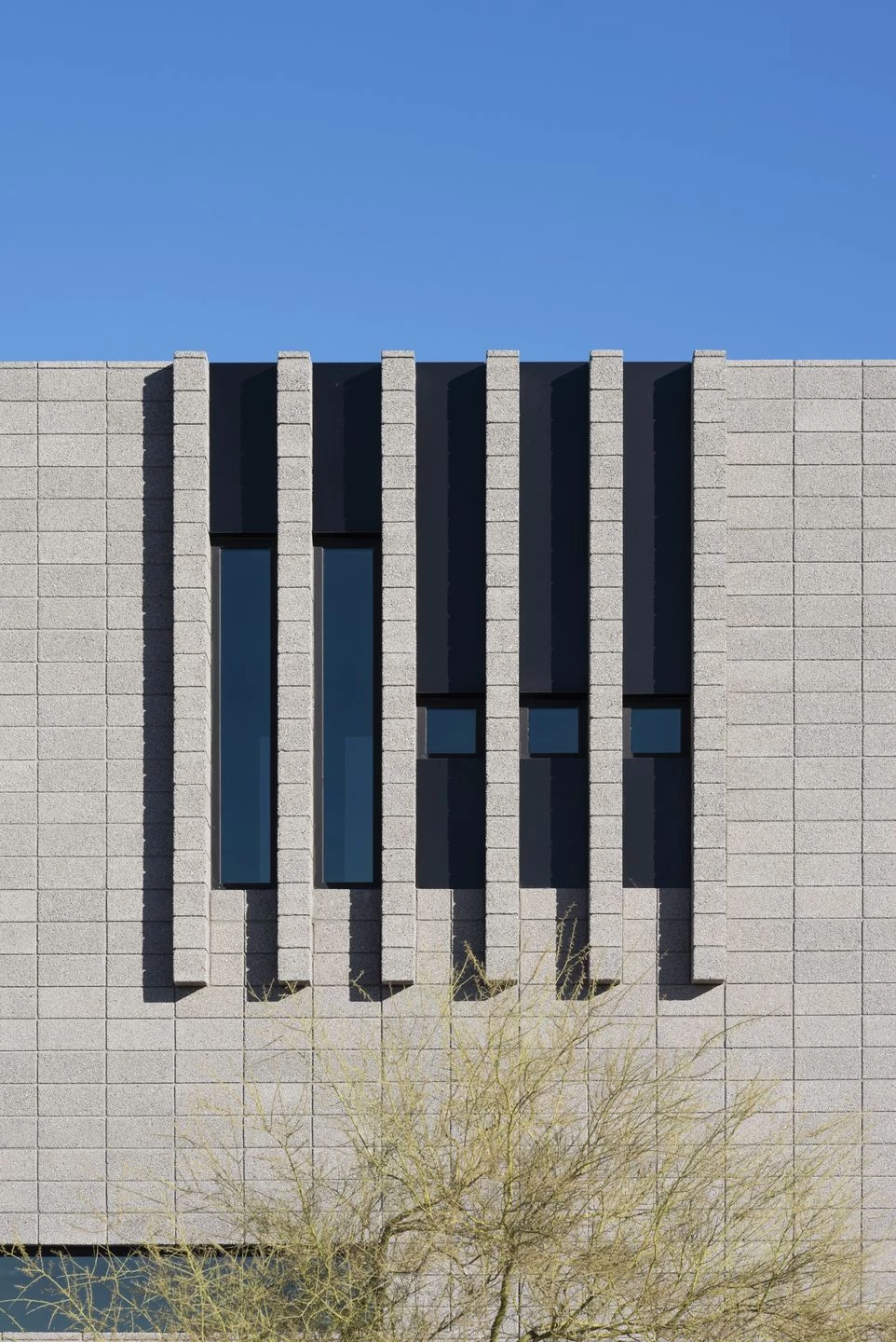 亚利桑那州斯科茨代尔的 Troon 现代住宅，融入自然的几何之美-21