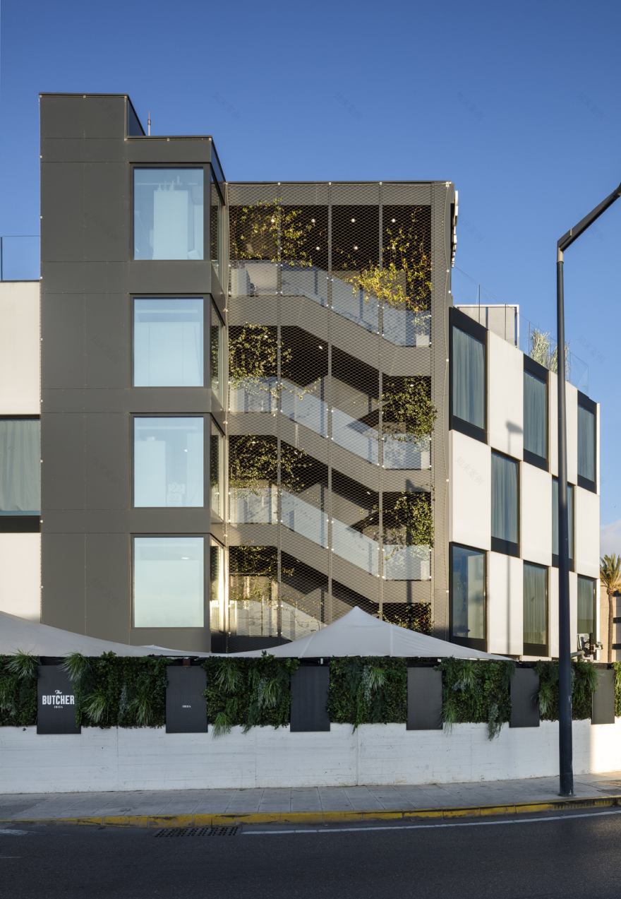 重塑经典公寓,Hotel Sir Joan Ibiza 呈现简约白色玻璃立面-14