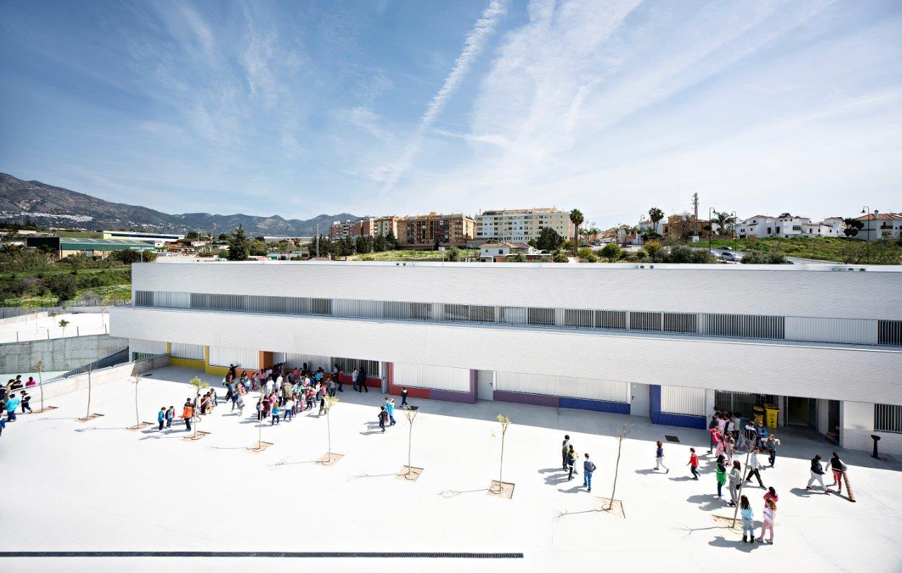 Indira Gandhi Public School · 融入地形的教育建筑-39