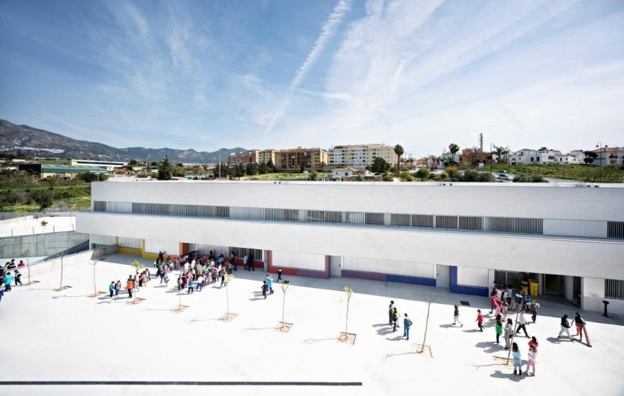 Indira Gandhi Public School · 融入地形的教育建筑-39