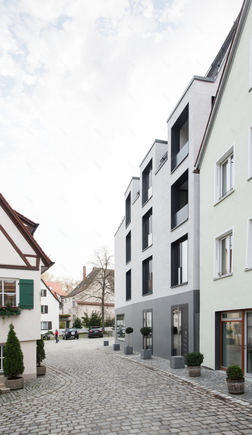 乌尔姆历史古城新公寓楼,双坡屋顶与玻璃底商空间设计-19