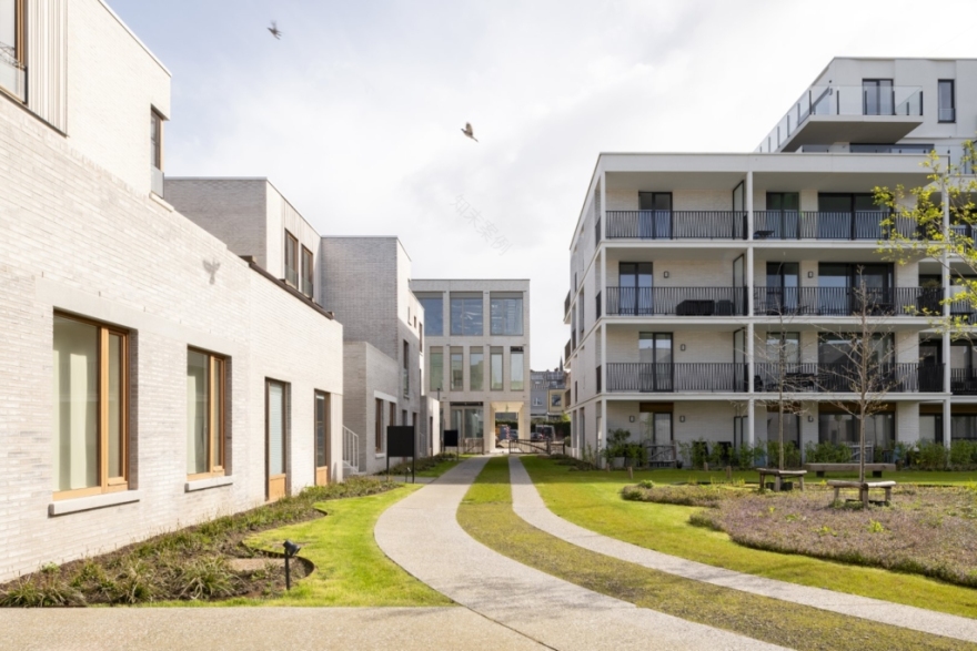 绿色C号列车前往奥斯坦德
注:此处Green C推测为某列火车车次的编号;à为法语到、向,Oostende是比利时城市奥斯坦德的荷兰语名称不同语境可能会使翻译有差异,你可根据具体情况调整 丨B2Ai-6