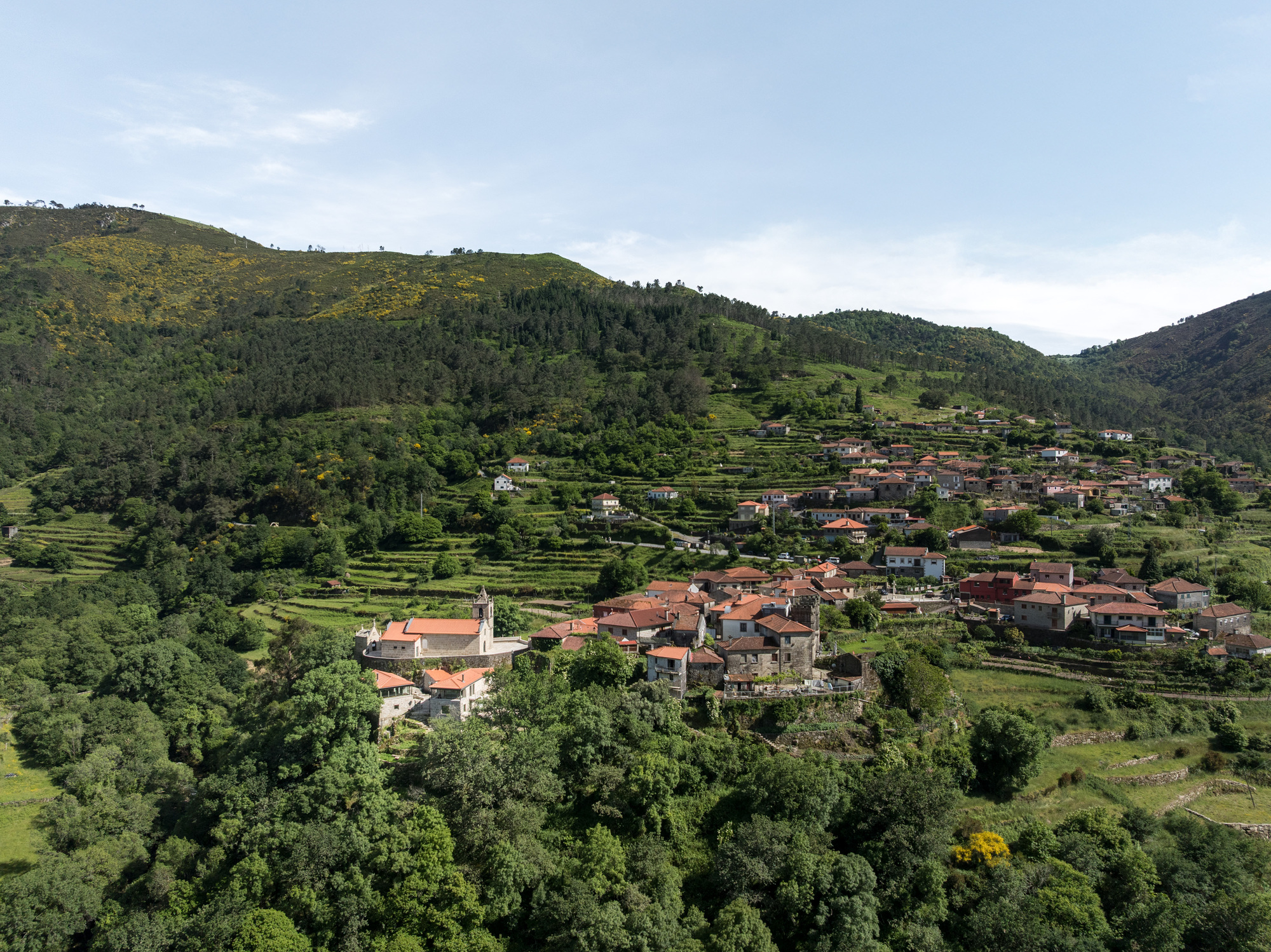 姊妹屋；姊妹楼（需结合具体语境确定最合适的表达，这里假设在描述建筑等场景下） 丨葡萄牙丨oitoo-23