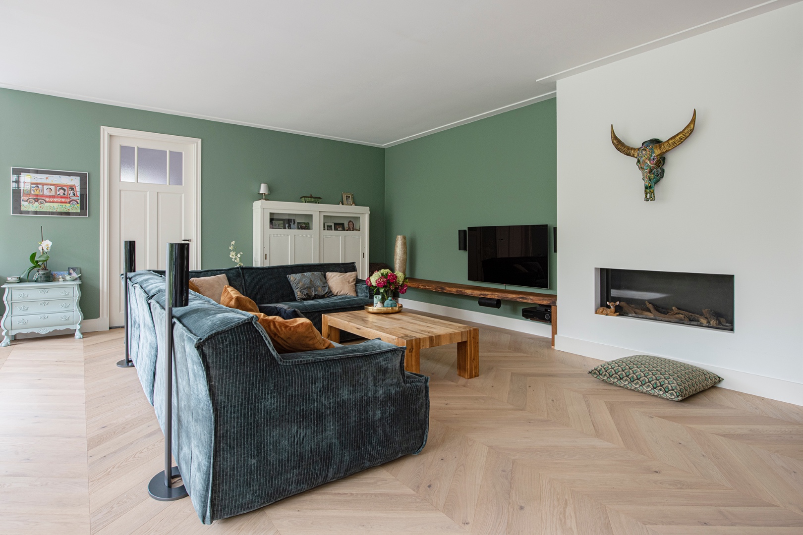 Lichte hongaarse punt in speels interieur-8