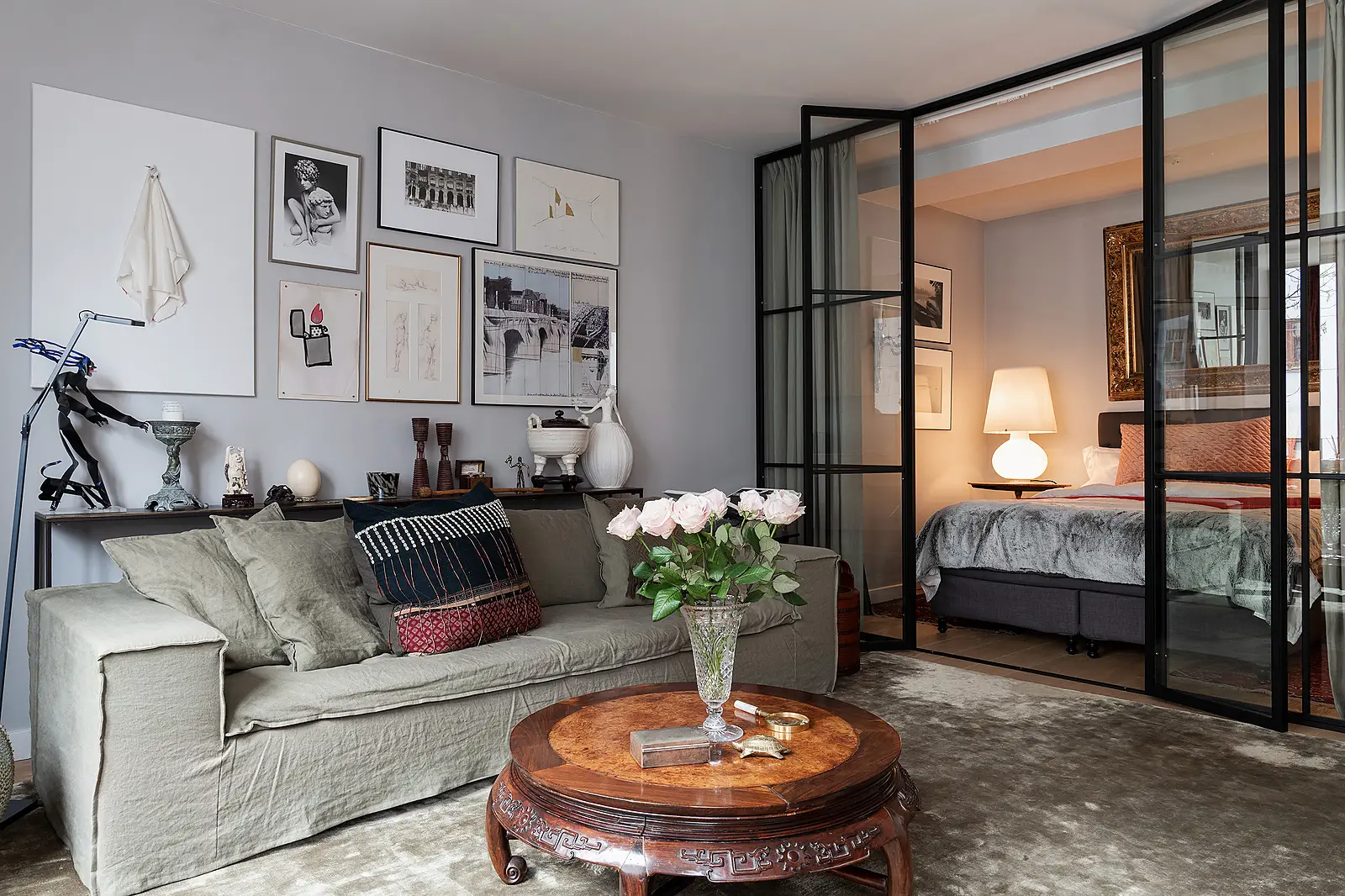 瑞典 53m2 公寓的温暖玻璃墙卧室设计-1