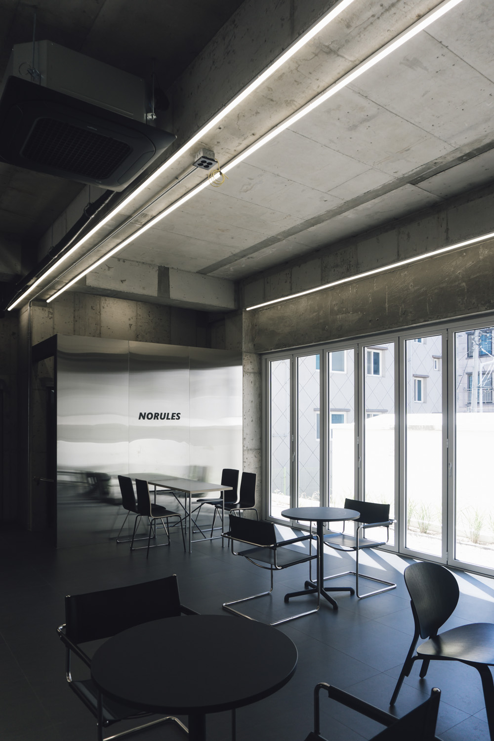 "韩国室内设计师打造 34 平极简咖啡厅，工业风设计成亮点"-7