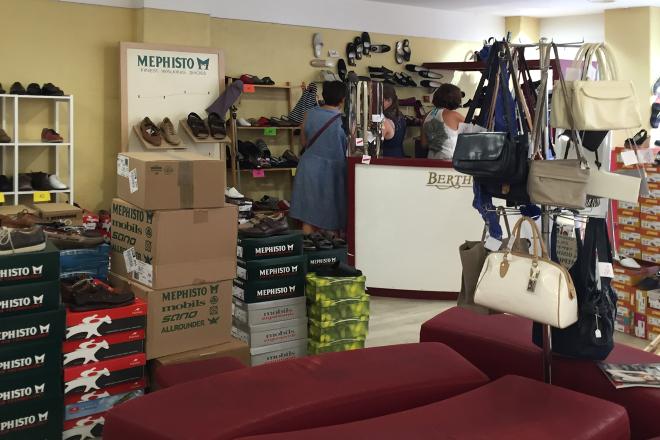 南特木质与白色鞋店布置丨法国南特丨JBCC-29