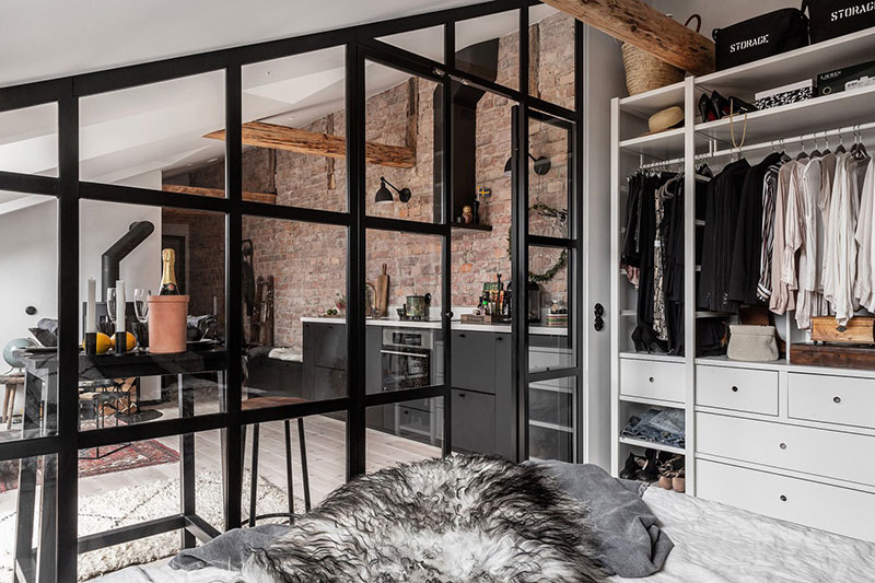 瑞典 35 平米砖墙阁楼公寓，原木梁与玻璃 partition 打造别致空间-13