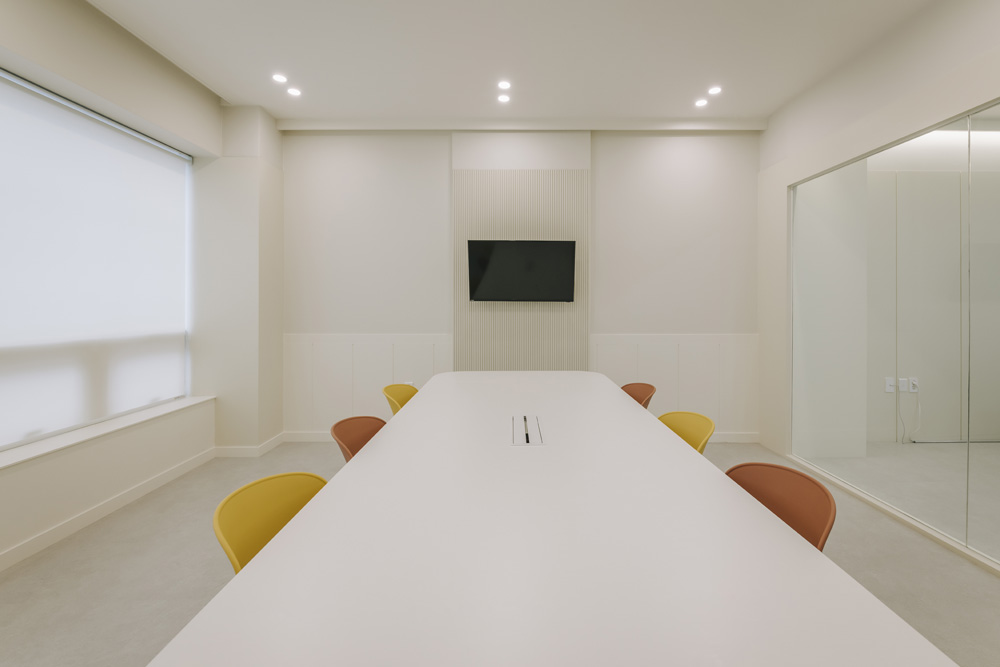 白色简约迷你办公室，60 平米的极致空间利用-10