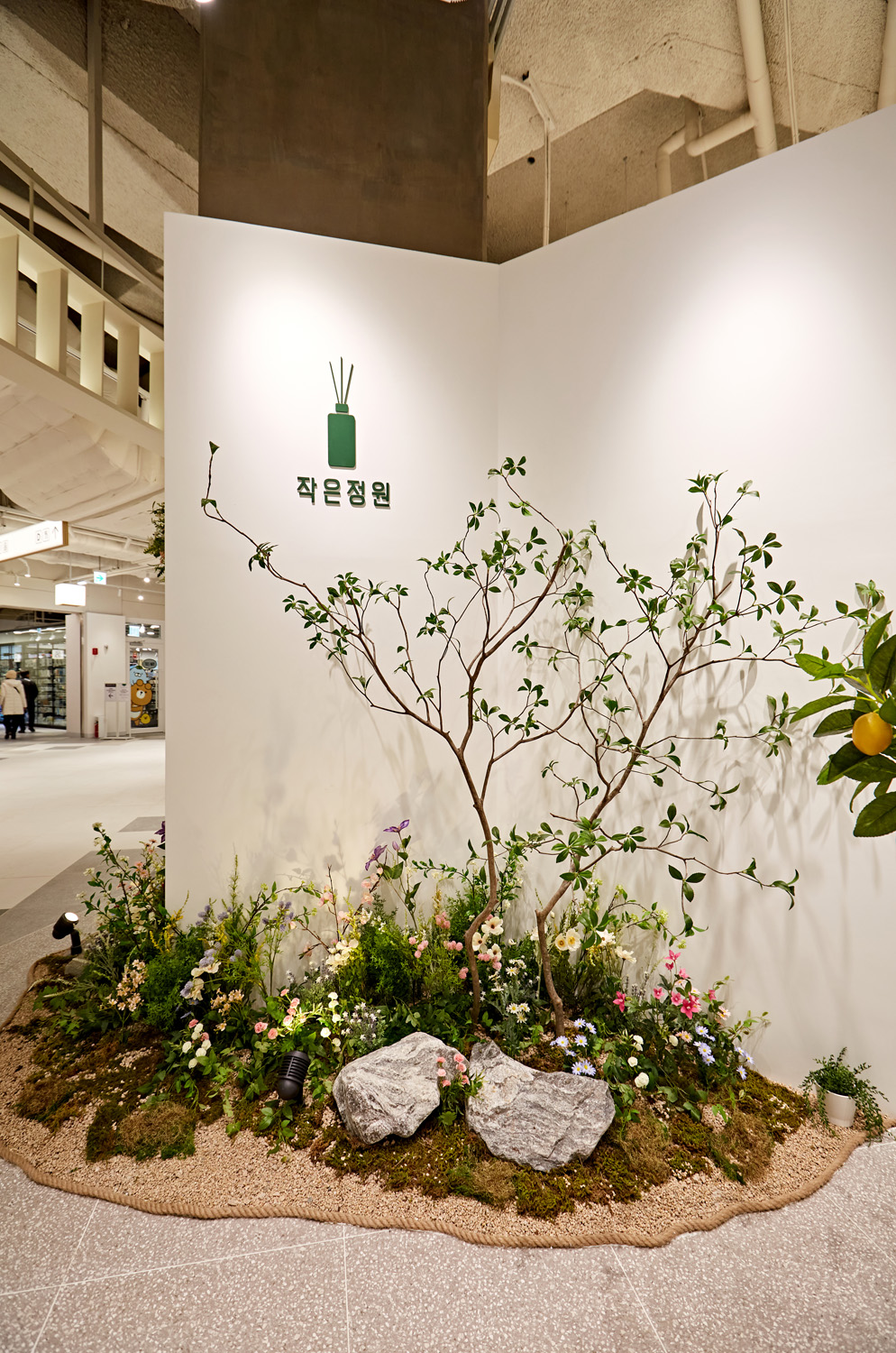 白色花园 | 10 平米小阳台的极简设计魅力-14