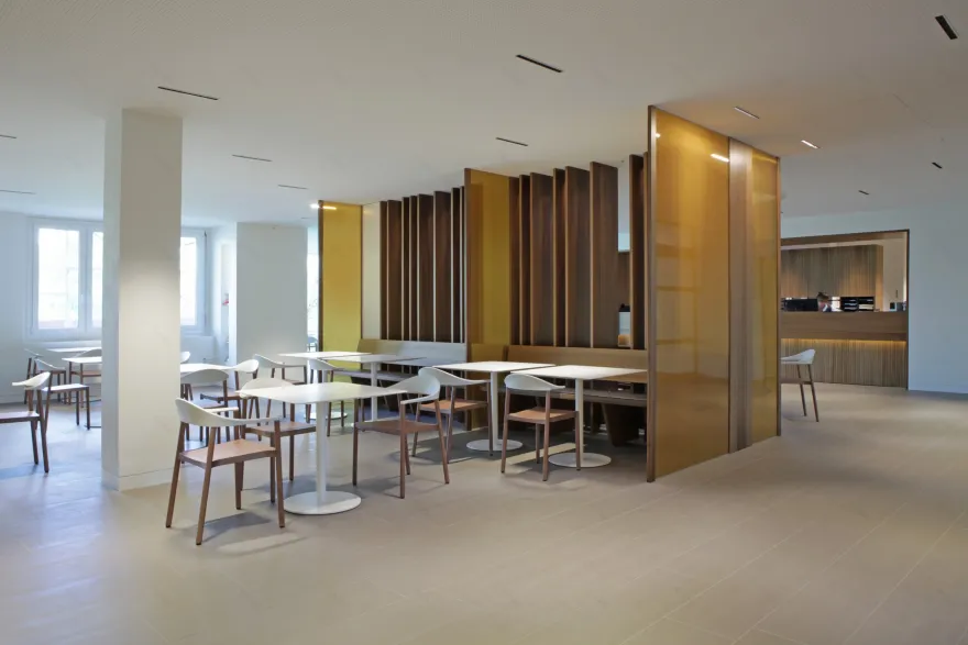 美国核桃为瑞士私人诊所主接待区增添贵气-15