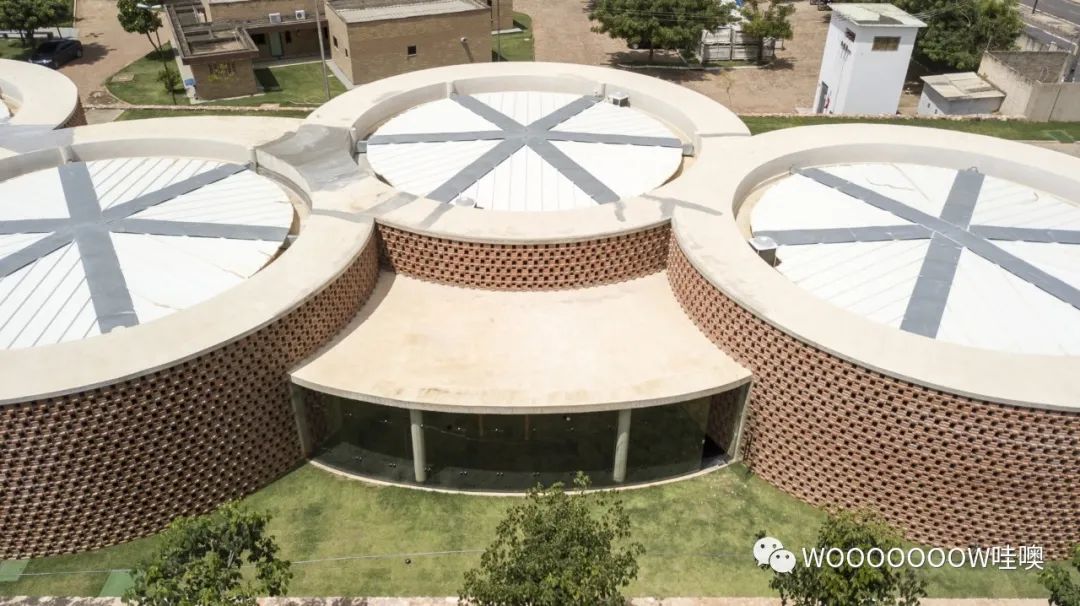 巴西 Unileão 大学体育馆 | 砖纹理与绿意空间的巧妙结合-6