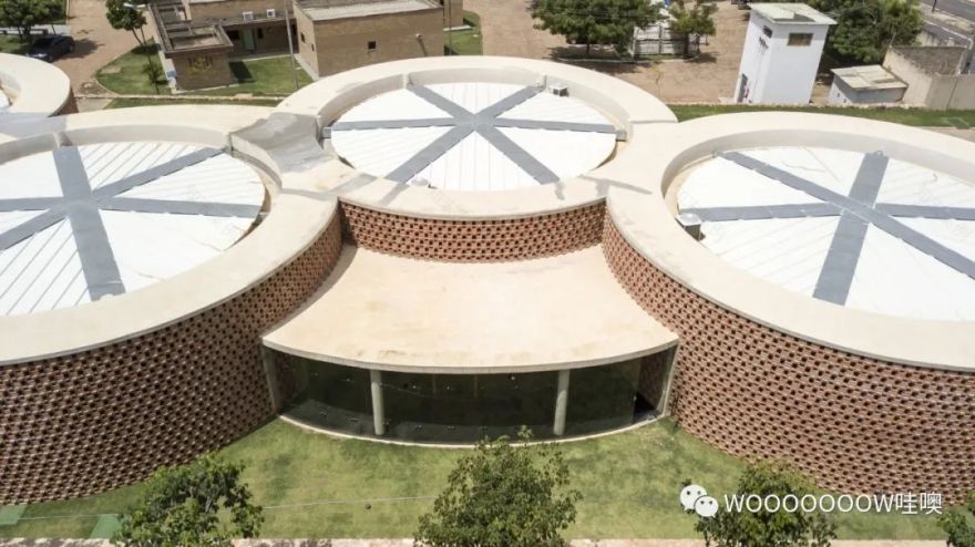 巴西 Unileão 大学体育馆 | 砖纹理与绿意空间的巧妙结合-6