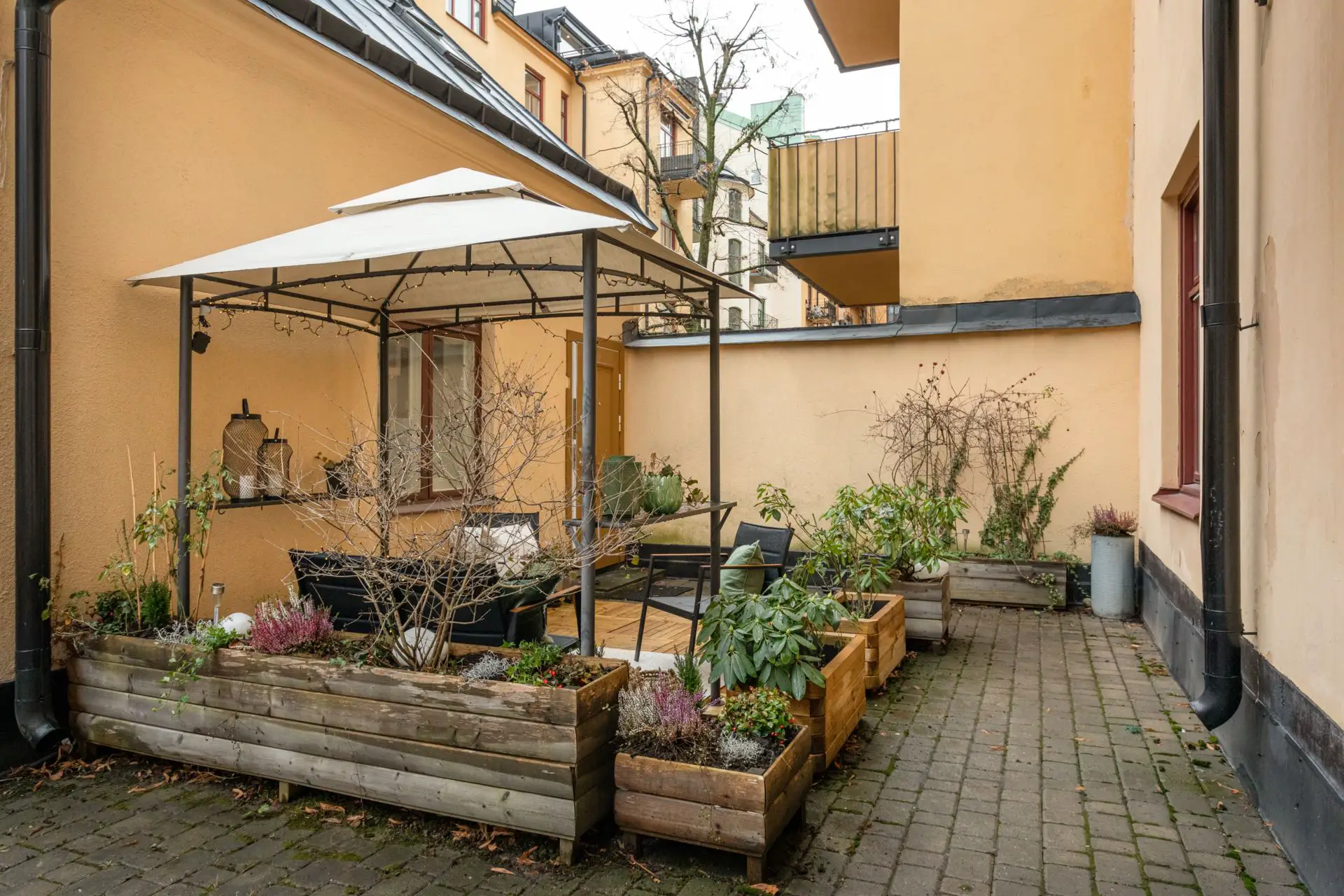 1905 年瑞典老建筑的现代温馨小屋-16