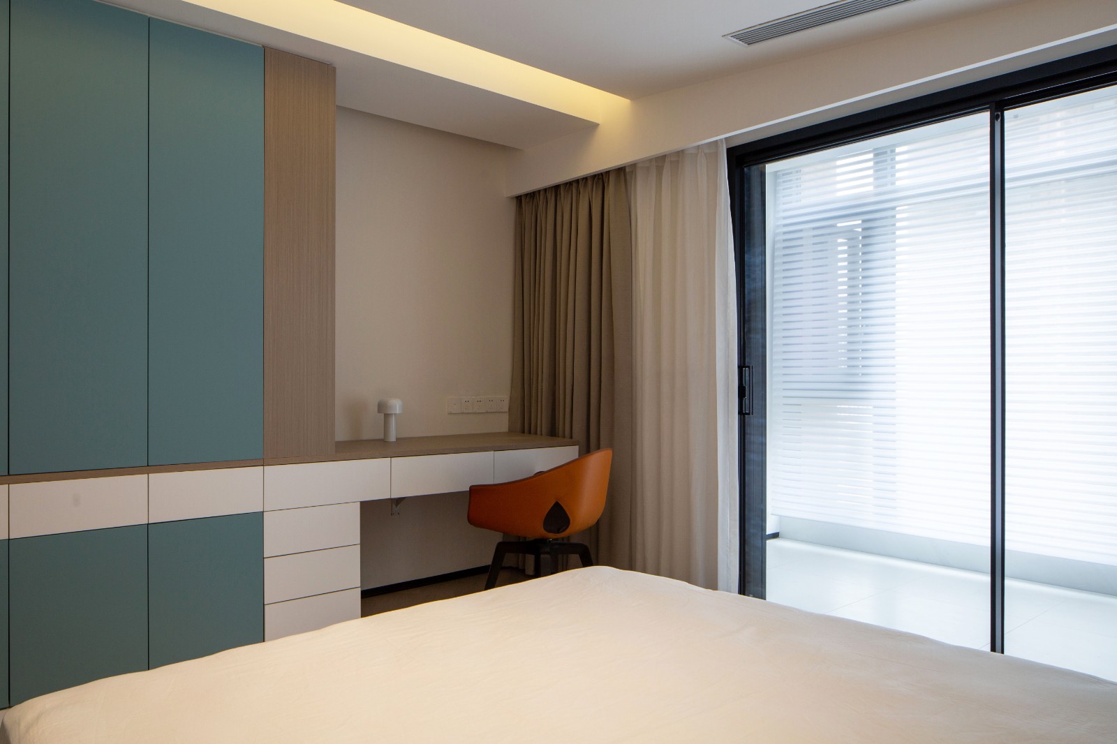 琐碎空间大改造 | 220 平经典现代风设计，灯光与质感的完美结合-27